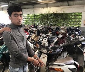 Lấy trộm thẻ ATM của đồng nghiệp, rút tiền tiêu xài