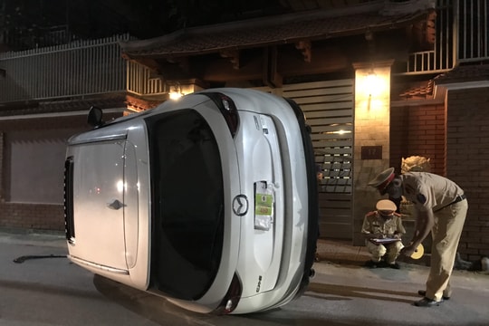 Xế hộp tông gãy cột điện rồi lật nghiêng giữa đường ở TP. Vinh