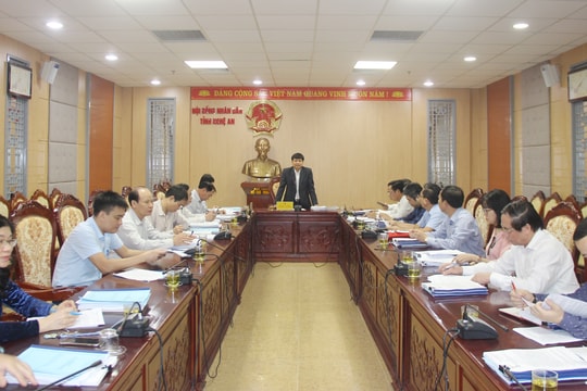 Cho chủ trương về thu phí sử dụng tạm thời lòng đường, hè phố trên địa bàn thành phố Vinh