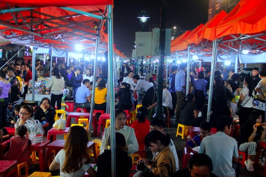 Phố đêm Cao Thắng - TP Vinh 'hút' khách khi xuất hiện nhiều sản vật đặc trưng vùng miền 