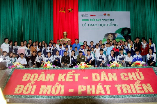 93 học sinh, sinh viên nghèo Nghệ An được trao học bổng 'Vì ngày mai phát triển'