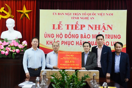 Đoàn công tác Bộ Ngoại giao trao quà hỗ trợ Nghệ An khắc phục hậu quả mưa lũ