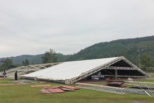 Rạp cưới của Công Phượng dựng ở sân bóng quê nhà