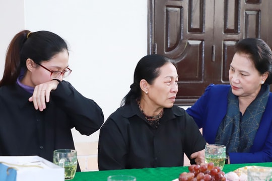 Chủ tịch Quốc hội: Đảng, Nhà nước và Nhân dân không bao giờ quên sự hy sinh của các liệt sỹ Quân khu 4 khi làm nhiệm vụ cứu hộ, cứu nạn