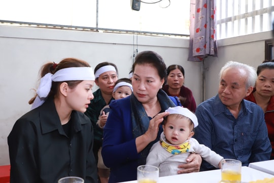 Chủ tịch Quốc hội thăm, tặng quà thân nhân liệt sỹ Quân khu 4 hy sinh khi làm nhiệm vụ cứu hộ, cứu nạn 