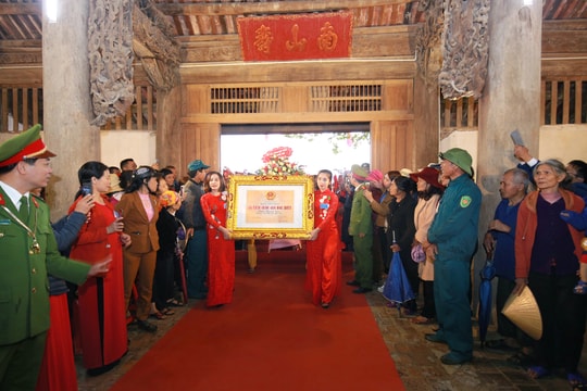 Lễ rước Bằng di tích Quốc gia đặc biệt Đình Hoành Sơn về huyện Nam Đàn