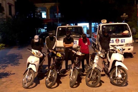 Nghệ An: Triệu tập nhóm thanh niên đánh võng, bốc đầu, nẹt pô gây náo loạn trên phố