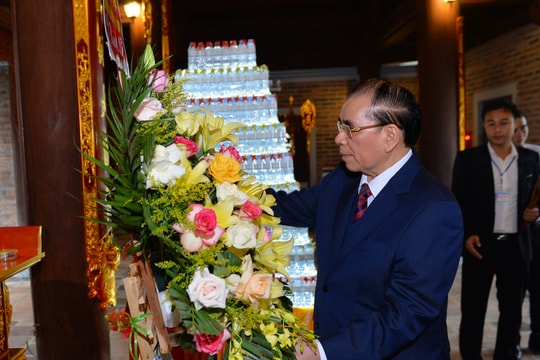 Nguyên Tổng Bí thư Nông Đức Mạnh dâng hương tại Đền Chung Sơn và Khu di tích Kim Liên