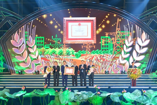  Yên Thành tổ chức Lễ công bố huyện đạt chuẩn nông thôn mới và đón nhận Huân chương Lao động hạng Ba