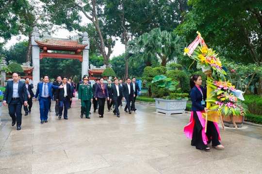 Chủ tịch Quốc hội Nguyễn Thị Kim Ngân dâng hoa, dâng hương tại Khu di tích Kim Liên