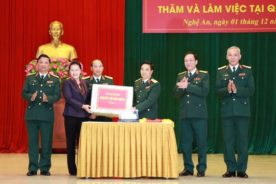 Chủ tịch Quốc hội Nguyễn Thị Kim Ngân thăm và làm việc với Quân khu 4