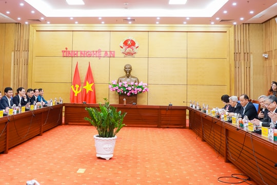 Thường trực Tỉnh ủy làm việc với Tổ tư vấn kinh tế - xã hội của tỉnh