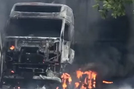 Có xe biển số Nghệ An bị cháy rụi trong vụ cháy nổ gần Cửa khẩu Lao Bảo