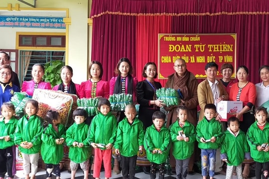 Phật tử chùa Đức Hậu tặng quà cho học sinh và người khiếm thị