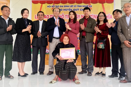 Trao 100 triệu đồng hỗ trợ xây nhà tình nghĩa cho thân nhân liệt sỹ ở Quỳ Châu và Kỳ Sơn