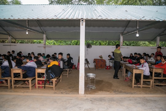 Trường xuống cấp nguy hiểm, học sinh Nghĩa Đàn 'rét run' ngồi học trong gara xe đạp