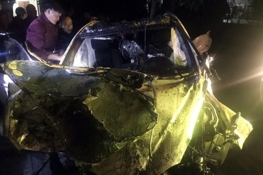 Xe Mercedes mất lái đâm vào cầu rồi bay xuống kênh, tài xế tử vong