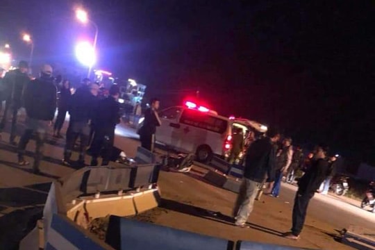 Tông vào vòng xuyến, 3 người đi xe máy nguy kịch