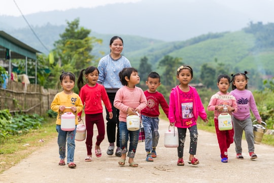 Phụ huynh, giáo viên rẻo cao Nghệ An 'góp cơm' để tổ chức bán trú cho học trò điểm trường lẻ