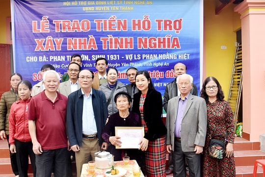 Hội Hỗ trợ gia đình liệt sỹ trao tiền xây nhà tình nghĩa cho thân nhân liệt sỹ ở Yên Thành