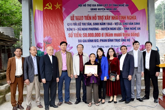 Trao 100 triệu đồng hỗ trợ xây nhà tình nghĩa cho thân nhân liệt sỹ ở Nghi Lộc và Đô Lương  