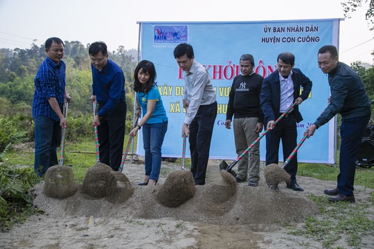 Nhóm thiện nguyện Niềm tin xây cầu vượt lũ cho bà con Đan Lai