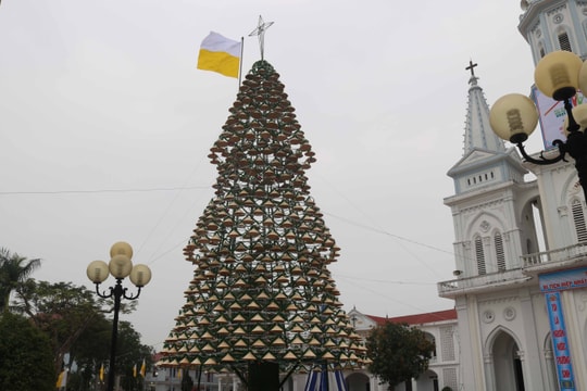 Độc đáo cây thông Noel làm từ hơn 1.000 chiếc nón lá ở Nghệ An