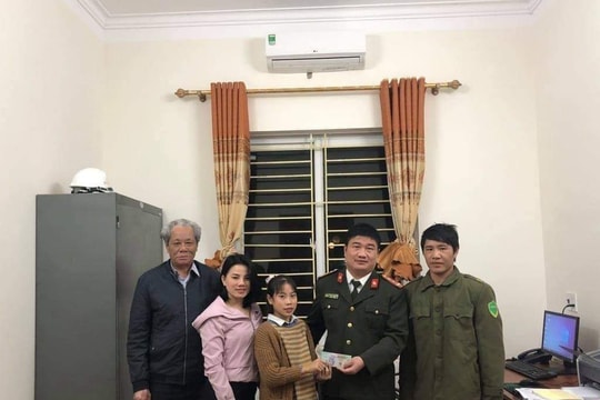 Học sinh lớp 8 ở Nghệ An trả lại bọc tiền 23 triệu đồng cho người đánh rơi