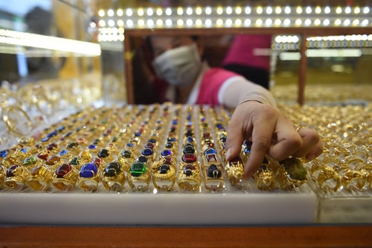 Giá vàng trong nước tiếp tục giảm bất chấp vàng thế giới tăng mạnh