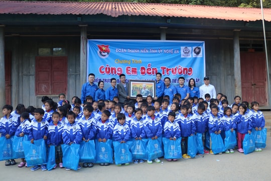 Đoàn Thanh niên cơ quan Tỉnh ủy Nghệ An tặng quà cho học sinh có hoàn cảnh khó khăn