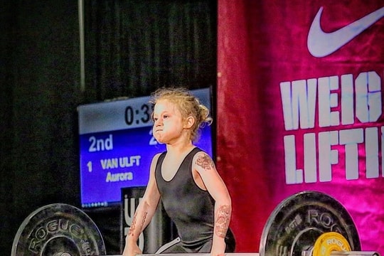 Cô bé 7 tuổi khỏe nhất thế giới