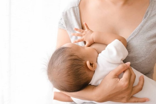 Mẹ mắc viêm gan B có nên cho con bú không?