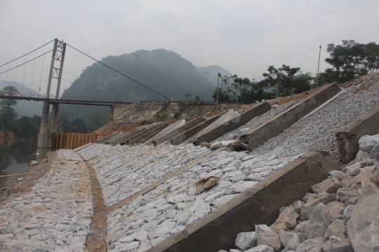 Nghệ An đầu tư 17 tỷ đồng xây kè chống sạt lở bờ sông Lam đoạn qua cầu Chôm Lôm