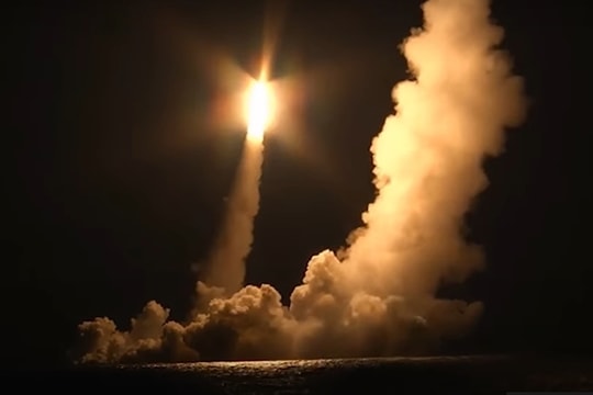 Tàu ngầm hạt nhân Nga thực hiện vụ phóng 4 tên lửa 'Bulava'