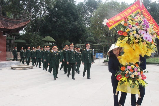 Cục Chính trị Quân khu 4 tưởng niệm Chủ tịch Hồ Chí Minh tại Khu di tích Kim Liên