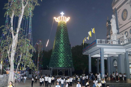 Cây thông Noel làm từ hàng nghìn khẩu trang, đỉnh là chiếc ấm sắc thuốc khổng lồ ở Nghệ An 