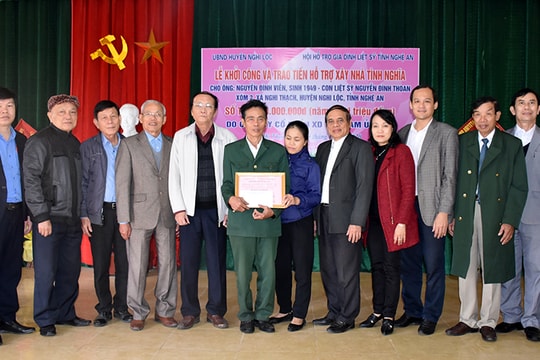 Trao 70 triệu đồng hỗ trợ xây nhà tình nghĩa ở Nghi Lộc  ​