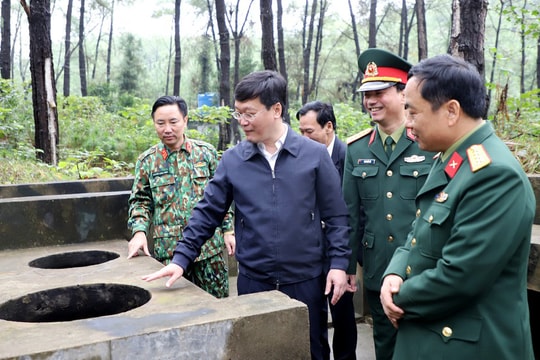 Đồng chí Nguyễn Đức Trung kiểm tra công tác xây dựng Sở Chỉ huy diễn tập khu vực phòng thủ