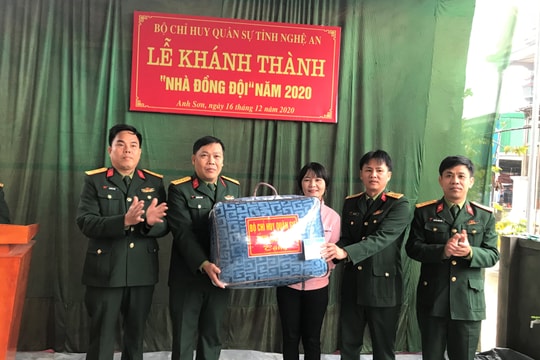 Bộ CHQS tỉnh Nghệ An bàn giao nhà tình nghĩa, nhà đồng đội cho các quân nhân khó khăn