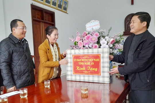 Chủ tịch Ủy ban MTTQ tỉnh chúc mừng Giáng sinh 2020