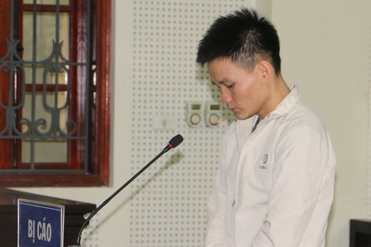 Ông bố trẻ lĩnh án tử bật khóc khi gặp con thơ tại tòa