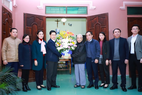 Thường trực HĐND tỉnh thăm, chúc mừng các chức sắc, giáo xứ nhân dịp Giáng sinh 2020