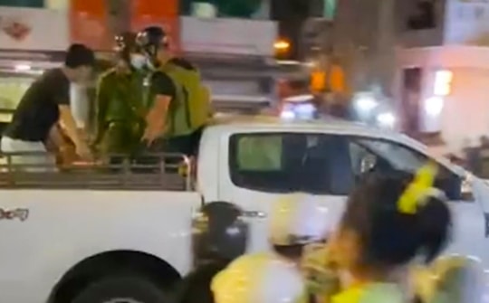 Em vợ 'ngáo' đá xả dao vào anh rể rồi cố thủ trên tầng hai