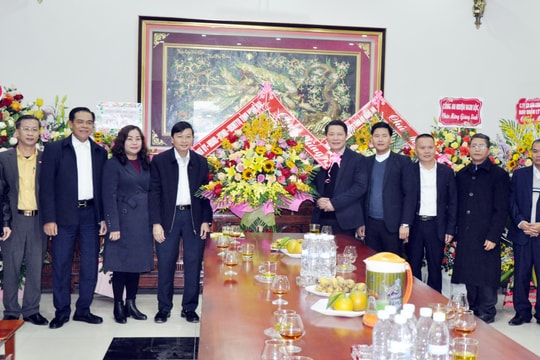 Lãnh đạo tỉnh chúc mừng Giáng sinh tại đền Thánh An Tôn và Giáo xứ Trại Gáo