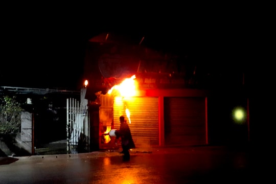  Nghệ An: Cả làng chữa cháy trong mưa rét