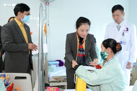 Ủy ban MTTQ Việt Nam tỉnh Nghệ An thăm hỏi, tặng quà các bệnh nhân là người công giáo 