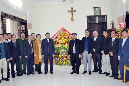 Lãnh đạo tỉnh chúc mừng Giáng sinh tại Giáo hạt Cầu Rầm