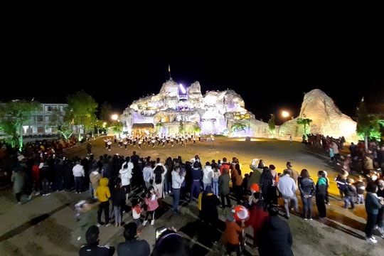 Chiêm ngưỡng hang đá khổng lồ đón Giáng sinh ở Nghệ An