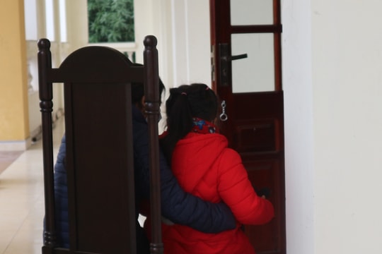 Xót xa con thơ đến phiên tòa xử bố mang án tử, mẹ vào tù