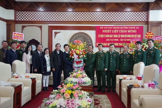 Chủ tịch HĐND tỉnh và các đoàn công tác chúc mừng các đơn vị nhân ngày truyền thống Quân đội nhân dân Việt Nam